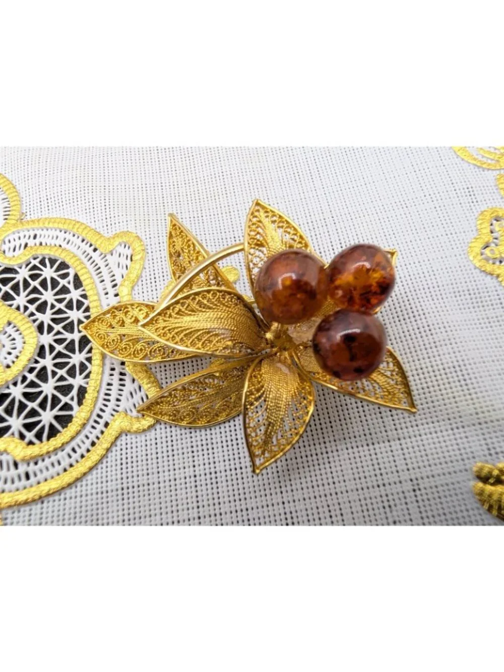 VTG Brooch Pendant Genuine Baltic Amber Berries Goldtone Filigree Leaf Natural